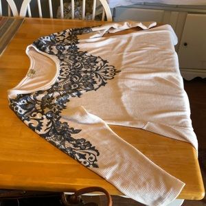 Long sleeve waffle shirt with high/low hem & print